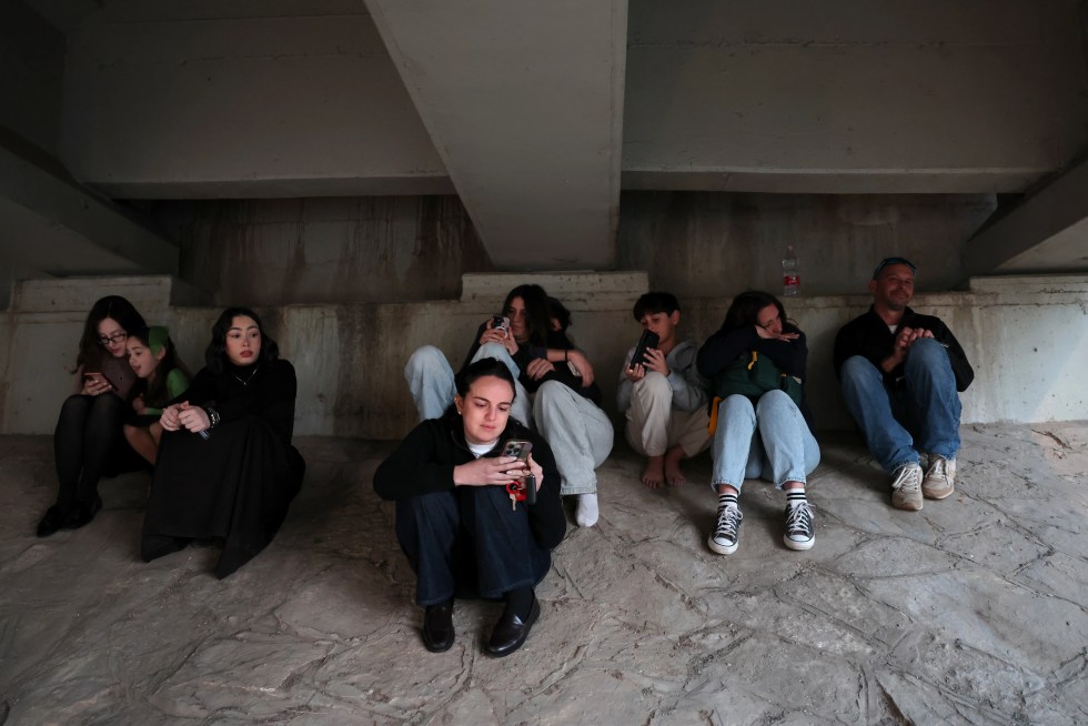 Irán lanza misiles contra la Quinta Flota de EE.UU. y refinerías israelíes