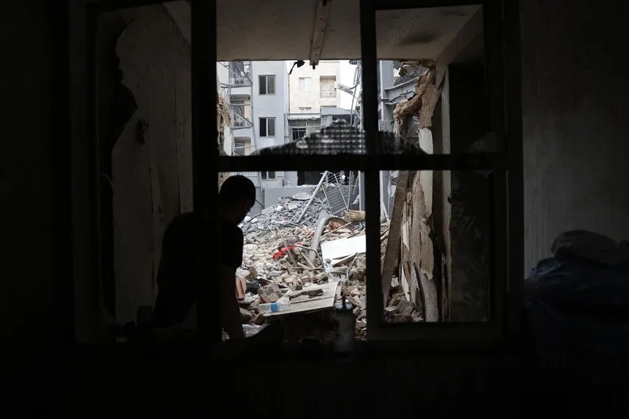 Israel activa su sistema de defensa ante una nueva oleada de lanzados desde Irán y responde con ataques a Teherán