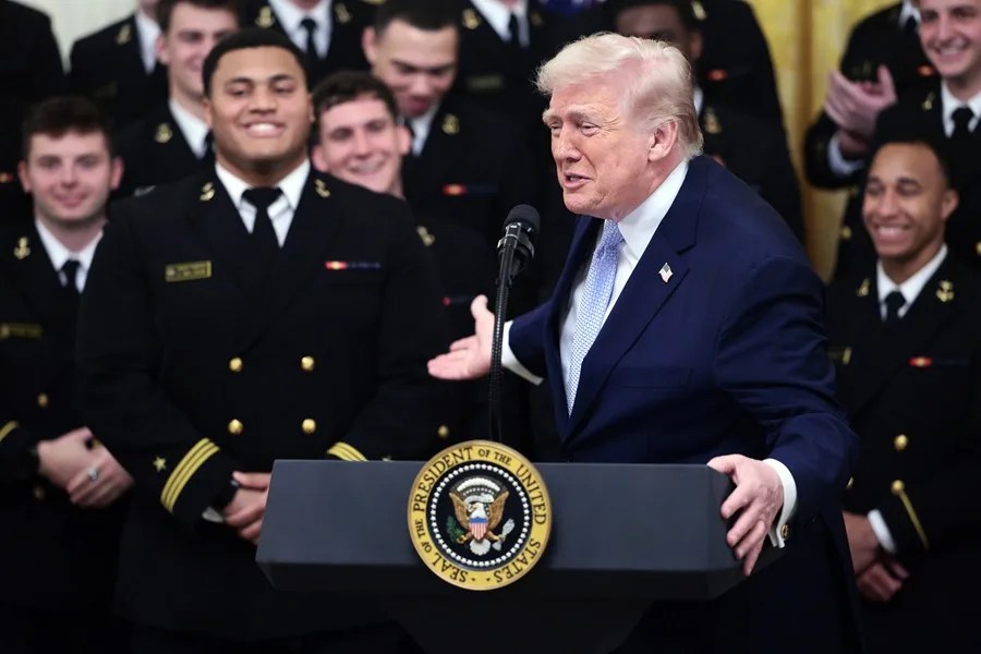 Trump considera justificado plantearse una retirada de las bases en España y otros aliados