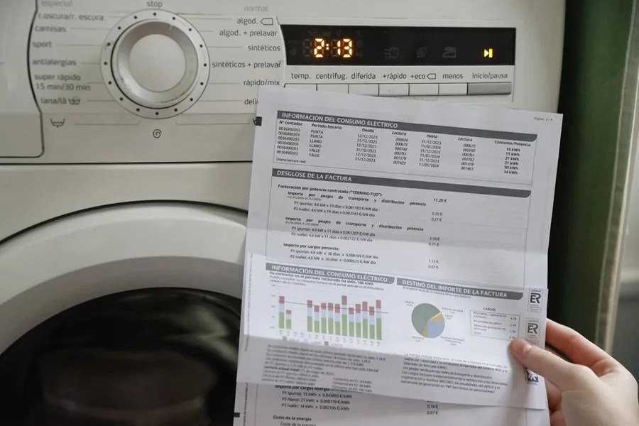 El Gobierno rebaja al 10 % el IVA de los carburantes, la luz y el gas