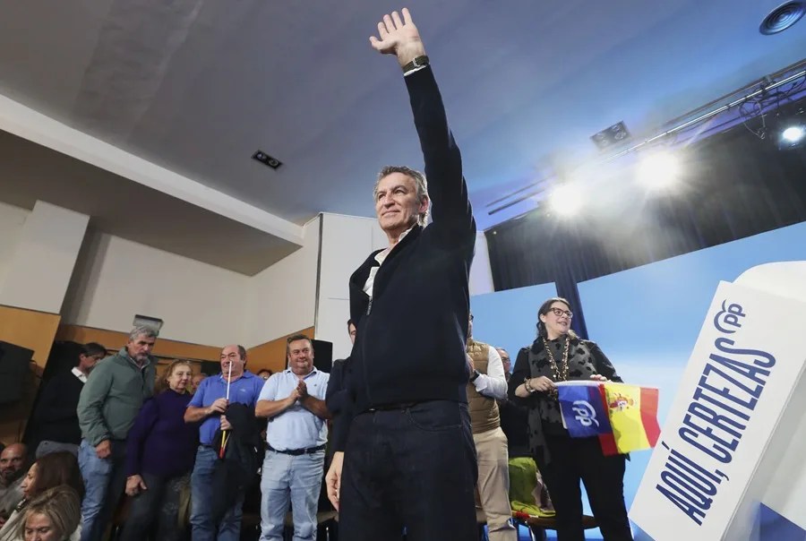 Feijóo acusa al Gobierno de decir «no a la guerra, pero sí al dinero que les da la guerra»