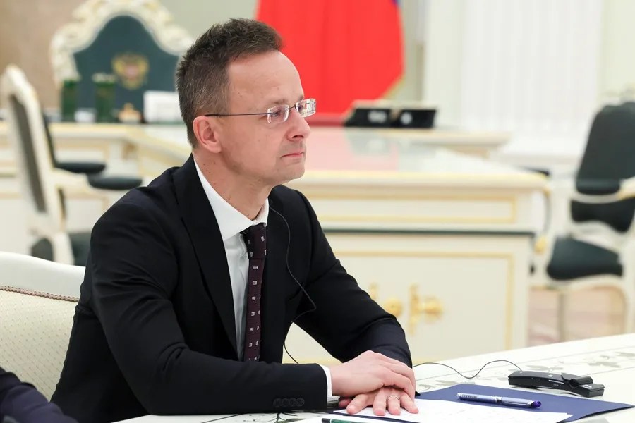 Hungría pide a la UE que siga el ejemplo de EE.UU. y levante las sanciones al crudo ruso