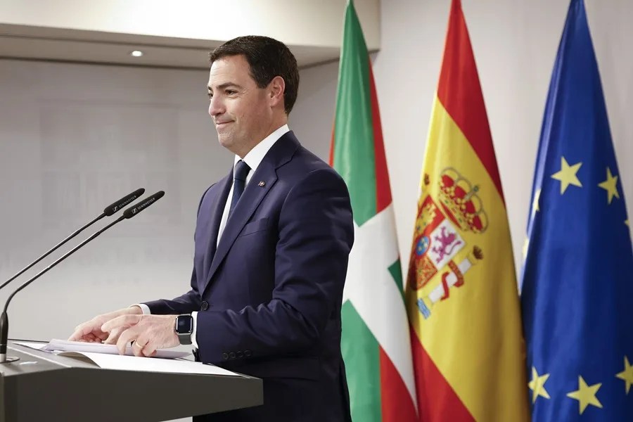 Los gobiernos central y vasco acuerdan que Euskadi participe en la gestión de los aeropuertos