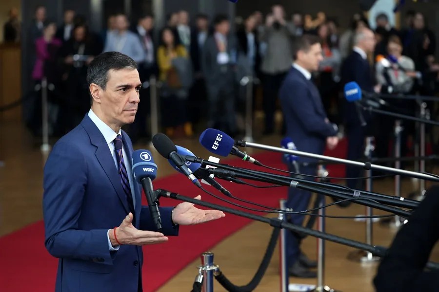 Sánchez aleja la presentación de los presupuestos para centrarse en responder a la guerra