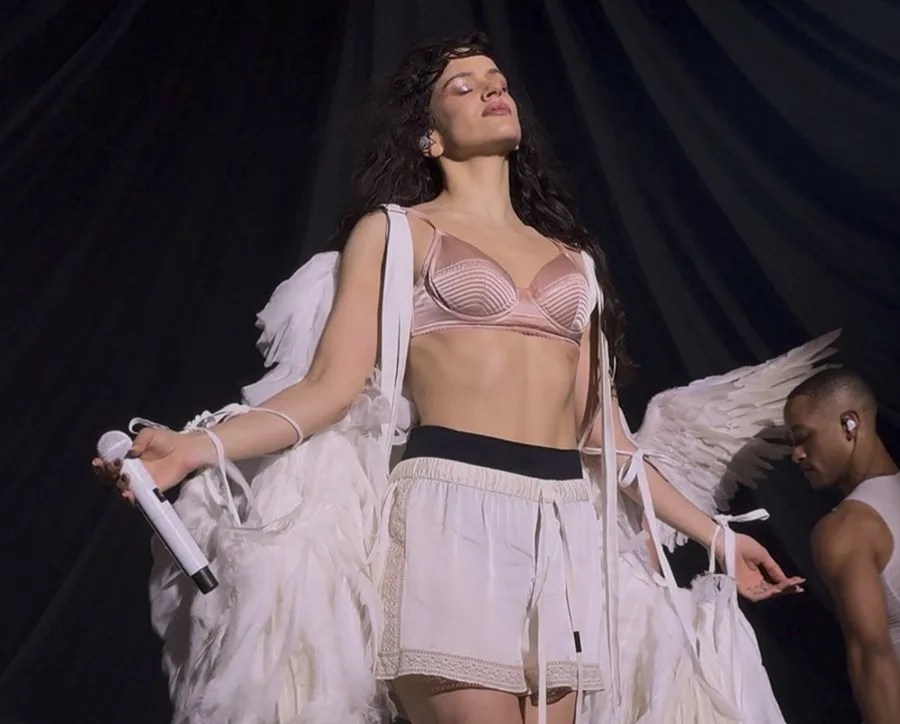Rosalía hace del escenario su templo y su teatro en el inicio de la gira de ‘Lux’ en Lyon