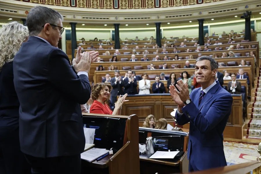 Sánchez reivindica el patriotismo de su «No a la guerra» y desdeña a Feijóo y Abascal