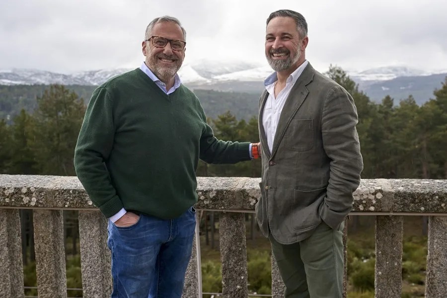 Abascal alerta del «grave error» de Feijóo por «patrocinar una guerra sucia» contra Vox