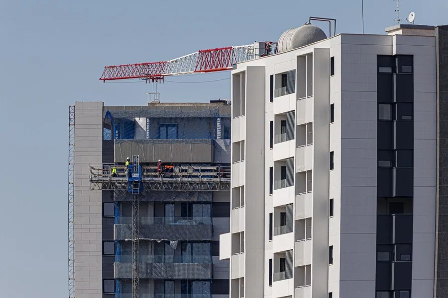 El PP reduce su distancia con el PSOE, que le sigue sacando 8,5 puntos, según el CIS