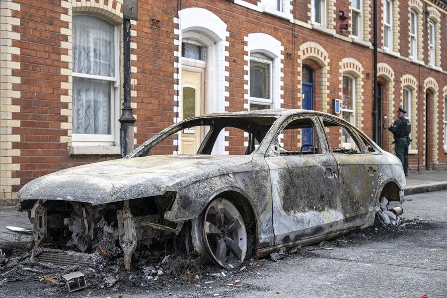 Tensión en Belfast: el Gobierno acusa a la ultraderecha de los disturbios tras la detención de un sudanés por apuñalamiento