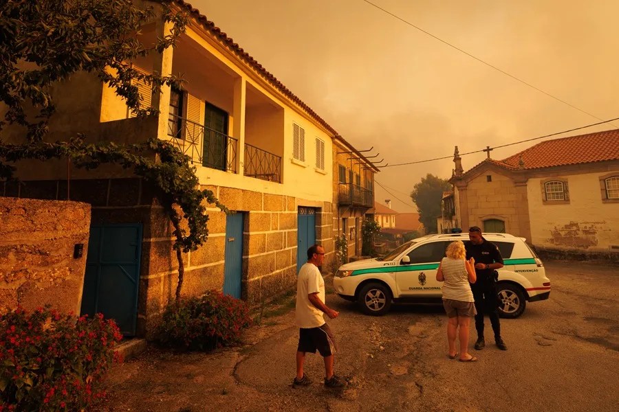 El fuego se extiende por el nordeste de Portugal y obliga a evacuar varios municipios