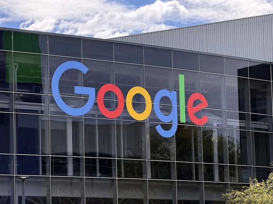 Bruselas impone dos multas a Google por un total de 890 millones de euros