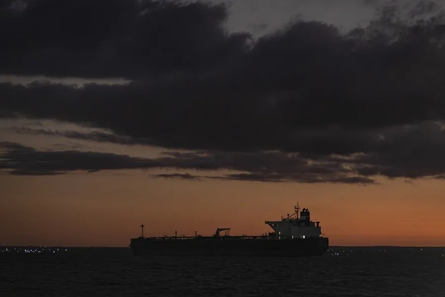 Un muerto y ocho heridos en un ataque a petroleros de Emiratos Árabes atribuido a Irán