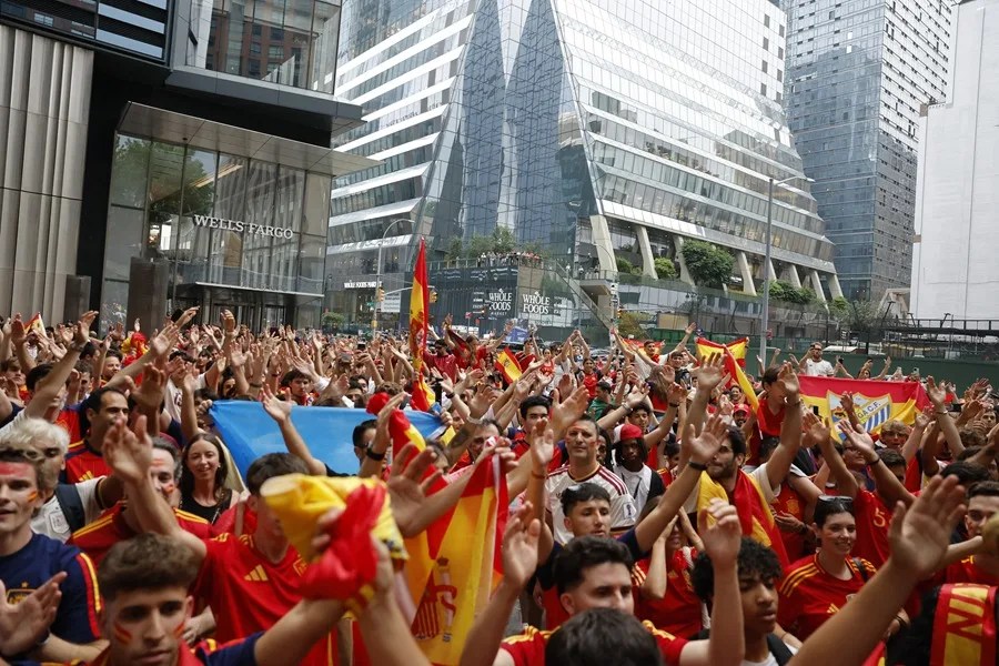La marcha de España tiñe de rojo Nueva York en busca de su segunda estrella