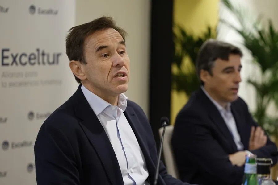 Exceltur anticipa un buen verano y mejora su previsión de crecimiento del turismo en 2026