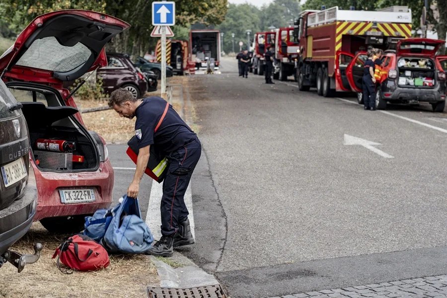 Ascienden a 220.000 los evacuados por el fuego en Gironda (Francia), con 42.000 hectáreas quemadas