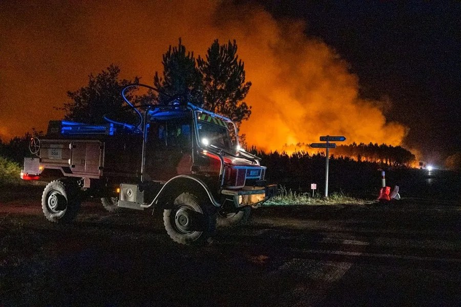Evacuan en Francia 7 pueblos más cerca de Burdeos mientras avanza el gran incendio de Gironda