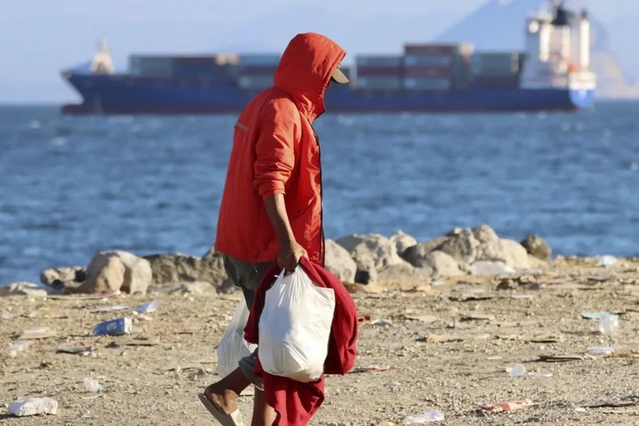Miles de migrantes siguen en las calles de Ceuta tres semanas después de la entrada masiva