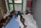 Decenas de menores duermen en colchones, mantas y cartones en el suelo en un centro de acogida de Melilla