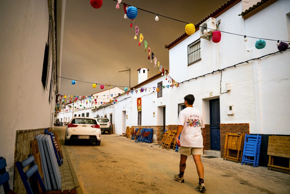 Más de 150 efectivos, principalmente por tierra, combaten el incendio de Niebla (Huelva)