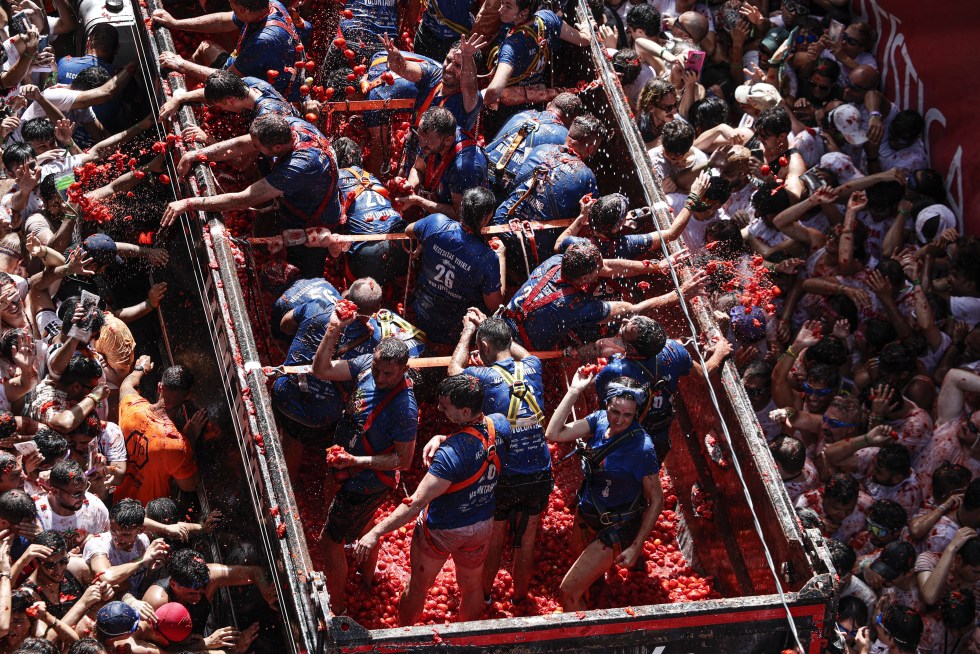 La Tomatina, 60 minutos a tomatazos que asombran al mundo y dejan una marea roja en Buñol