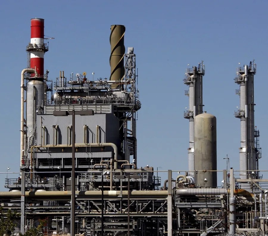 El brent modera su caída al 4,7 %, hasta los 83 dólares, tras nuevas críticas de Trump a Irán