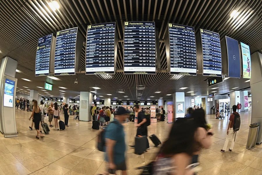 España controla a 199 viajeros de terceros países llegados de Italia en doce vuelos