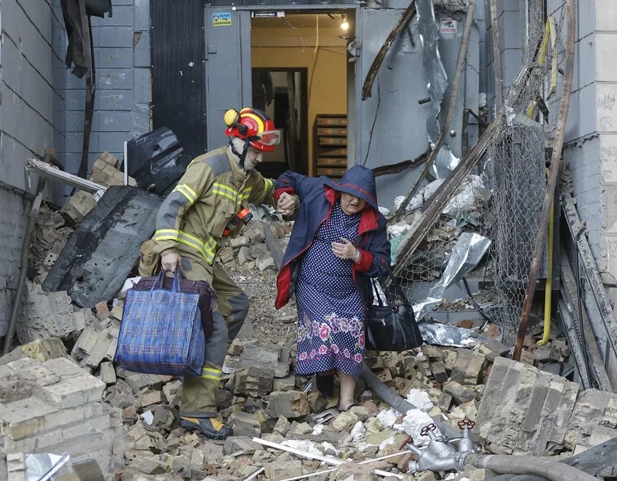 Ascienden a 15 los muertos y a 39 los heridos en el ataque masivo nocturno ruso contra Kiev