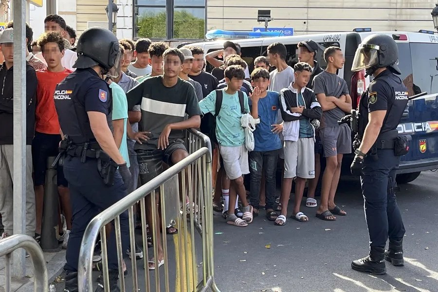 Varias oenegés cifran en 4.000 los niños sin identificar en Ceuta tras la entrada masiva