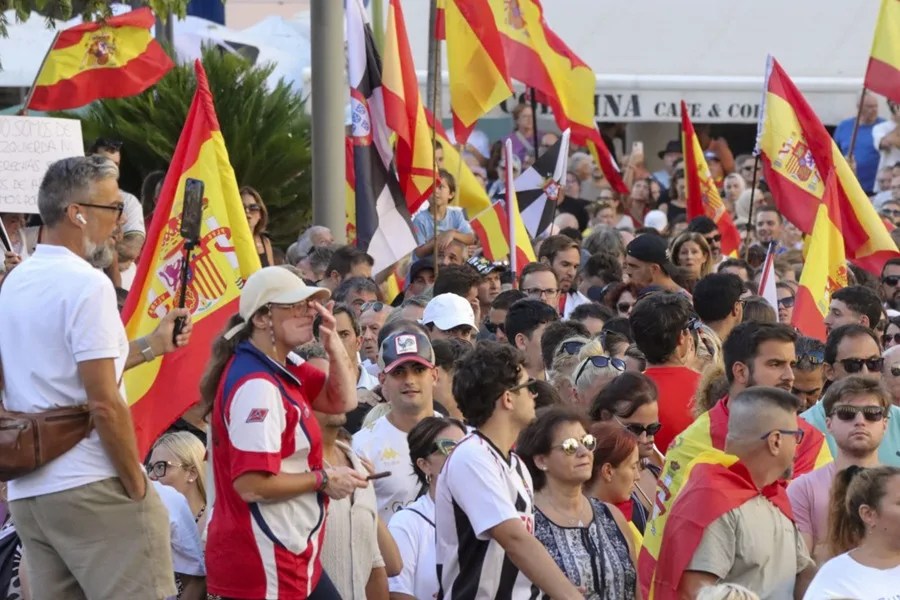 Miles de ceutíes vuelven a la calle para exigir expulsiones y dimisiones por la crisis migratoria