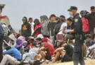 Vuelven a desalojar a más de mil migrantes de la playa de El Trampolín en Ceuta