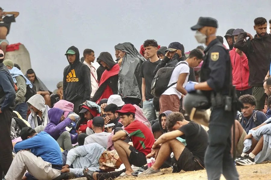 Vuelven a desalojar a más de mil migrantes de la playa de El Trampolín en Ceuta