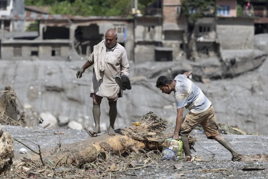 Nepal eleva a 477 el número de muertos por la inmensa riada