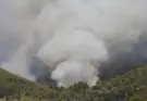 Los medios de extinción del incendio de Castellón trabajan en dos frentes, en Catí y Tírig