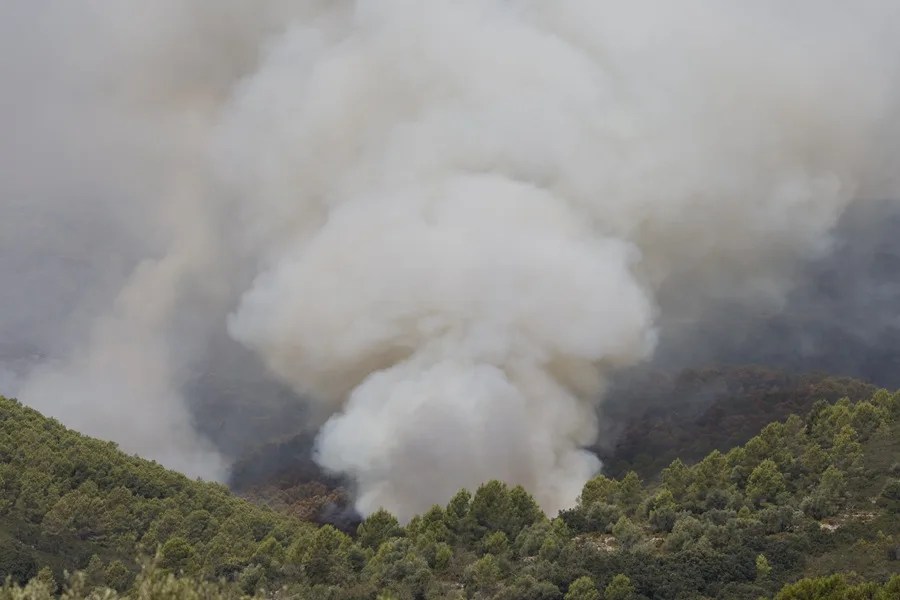 El fuego de Tírig (Castellón) sigue activo pero con buena previsión meteorológica