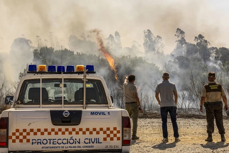 El incendio de Niebla vive un nuevo día difícil por el viento y por las restricciones de vuelo por el eclipse
