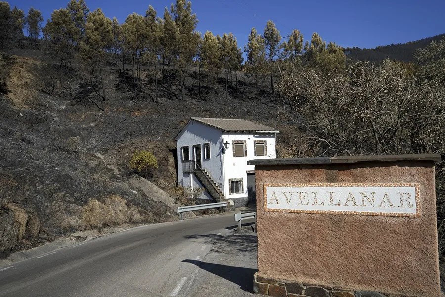 Nuevos desalojos por el incendio de Castellón mientras se estabiliza el de Extremadura