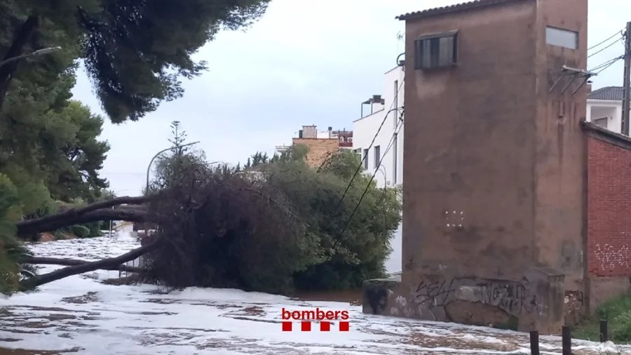 Las lluvias torrenciales inundan calles y cámpins en Tarragona y dejan dos heridos graves