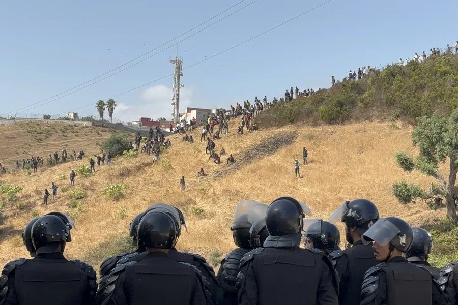 La Policía marroquí carga contra decenas de migrantes que pretendían cruzar a Ceuta