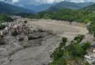 Al menos 16 muertos y 400 peregrinos sin contacto en Nepal tras una riada en la frontera con China
