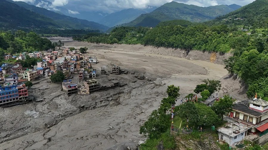 Al menos 16 muertos y 400 peregrinos sin contacto en Nepal tras una riada en la frontera con China