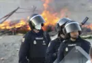 Manifestantes en Ceuta queman dos sombrillas de paja en un asentamiento de migrantes