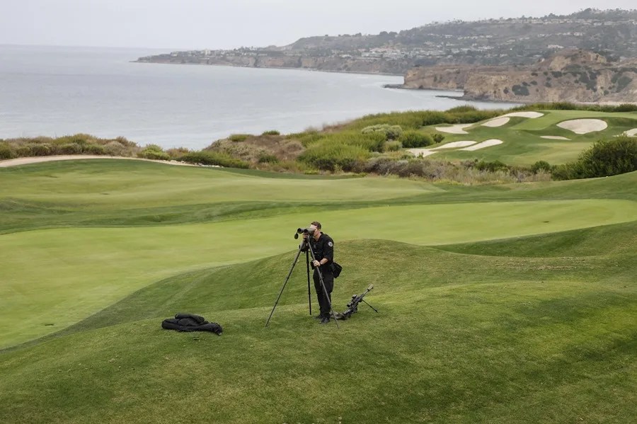 Arrestan a un hombre armado en el club de golf de Trump antes de su visita a Los Ángeles