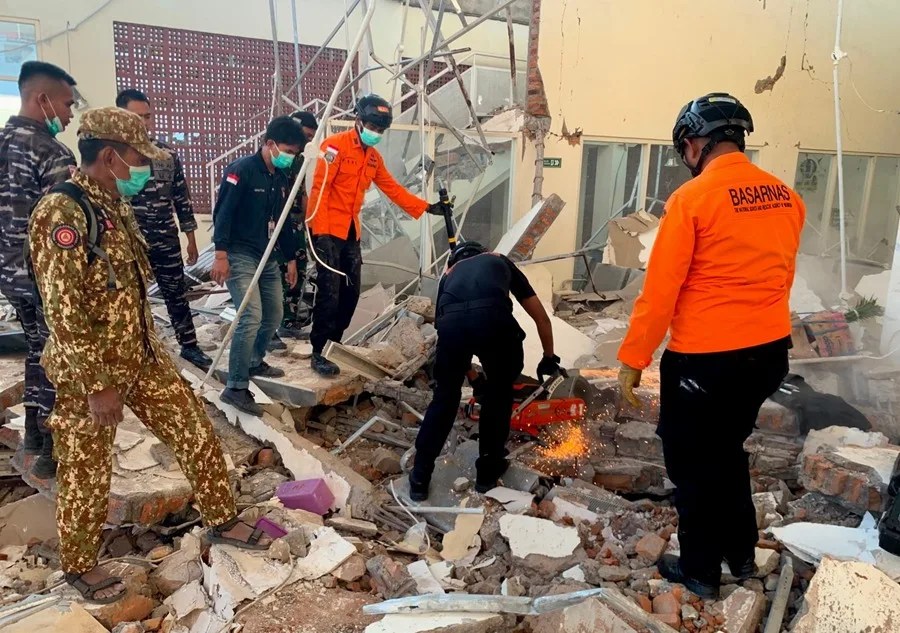 Cerca de medio centenar de muertos y 2.000 evacuados tras un terremoto de 7,7 en Indonesia