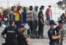 Comienza el desalojo de miles de migrantes de la playa ceutí de Trampolín