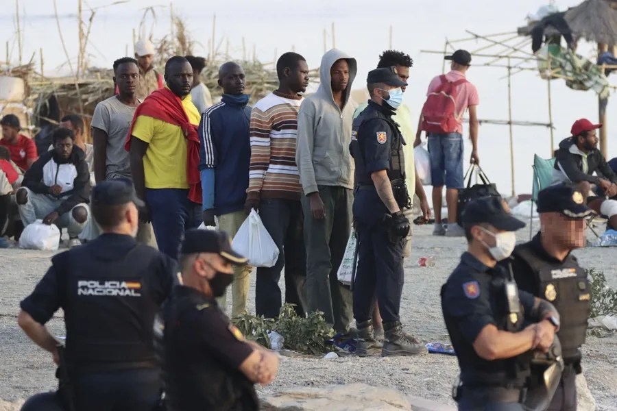 Comienza el desalojo de miles de migrantes de la playa ceutí de Trampolín
