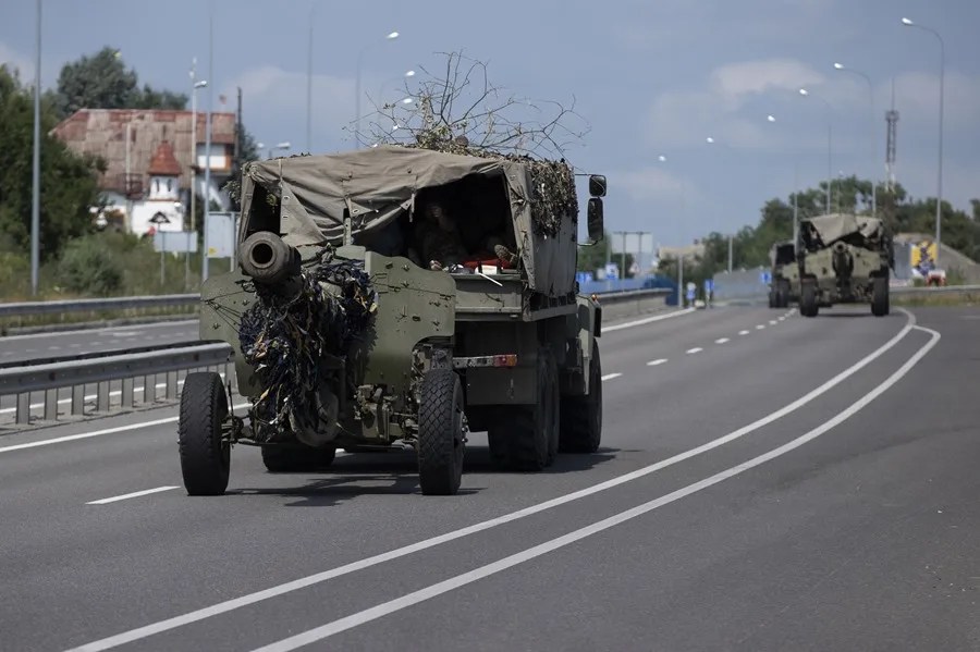 Al menos diez civiles mueren por el impacto de un misil ruso en la región de Járkov