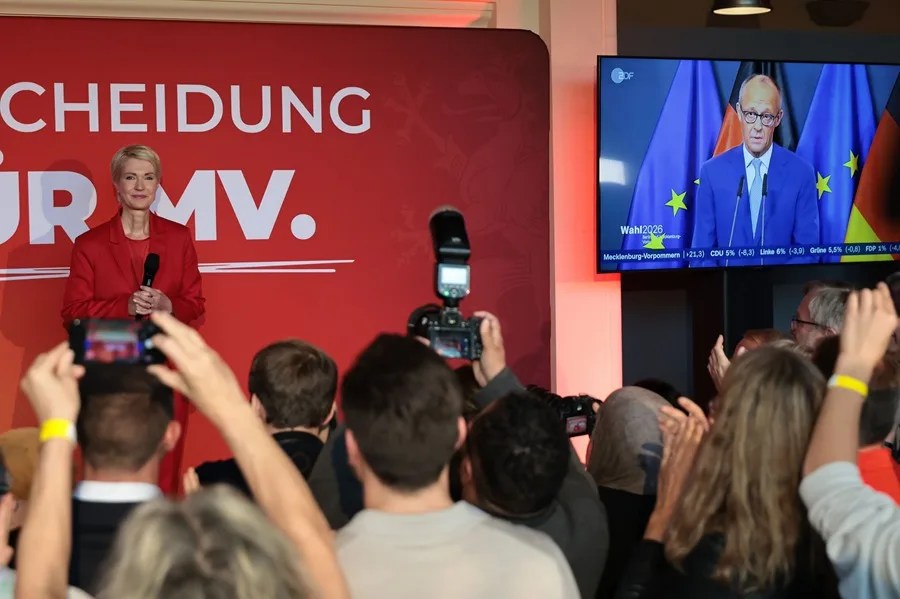 El canciller alemán se aferra al poder tras la debacle electoral de la CDU frente a una ultraderecha disparada