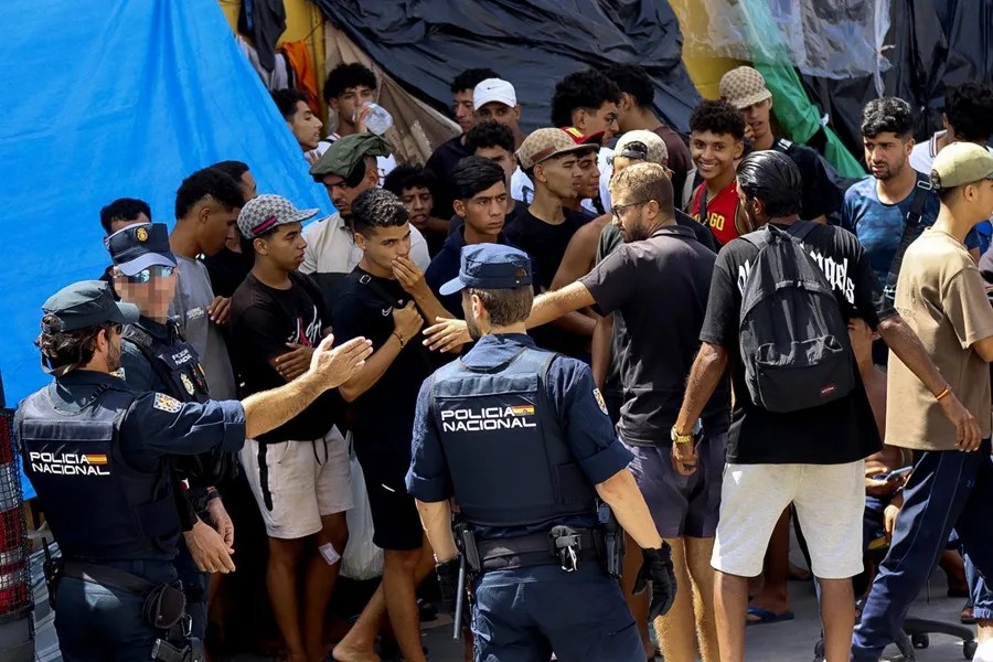 Marlaska viaja a Ceuta para supervisar los triajes a los migrantes que permanecen en la ciudad