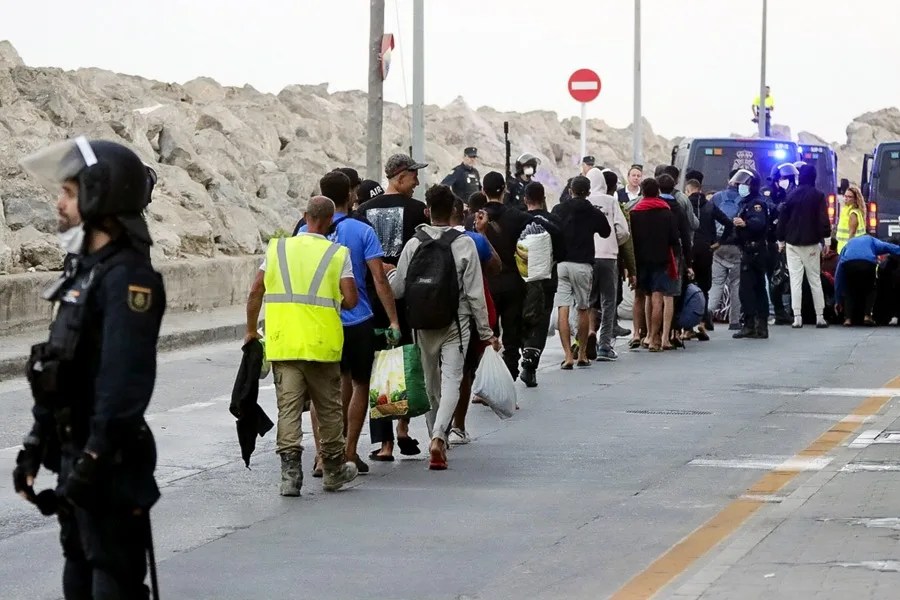 Tenso traslado de 3.000 migrantes de las playas de Ceuta al centro temporal del puerto