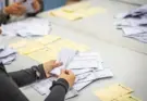 La oposición de centroizquierda toma una ventaja mínima en Suecia, a falta de un voto exterior decisivo